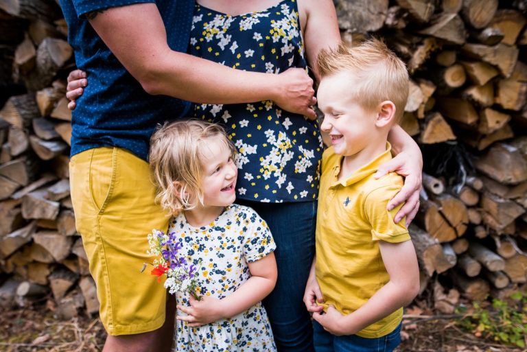 séance photo en famille à la campagne habillés en jaune